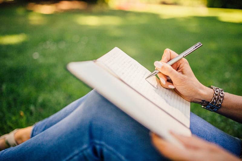 Writing Meditation: 4 Benefits and 3 Ways to Do It